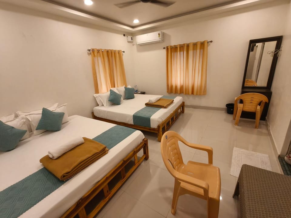 Shower, Toilet, Staff, Bathroom, View (from property/room), Food and drinks, Mountain view, Street view, Breakfast, Quiet street view, room service, storage, towels, air conditioner