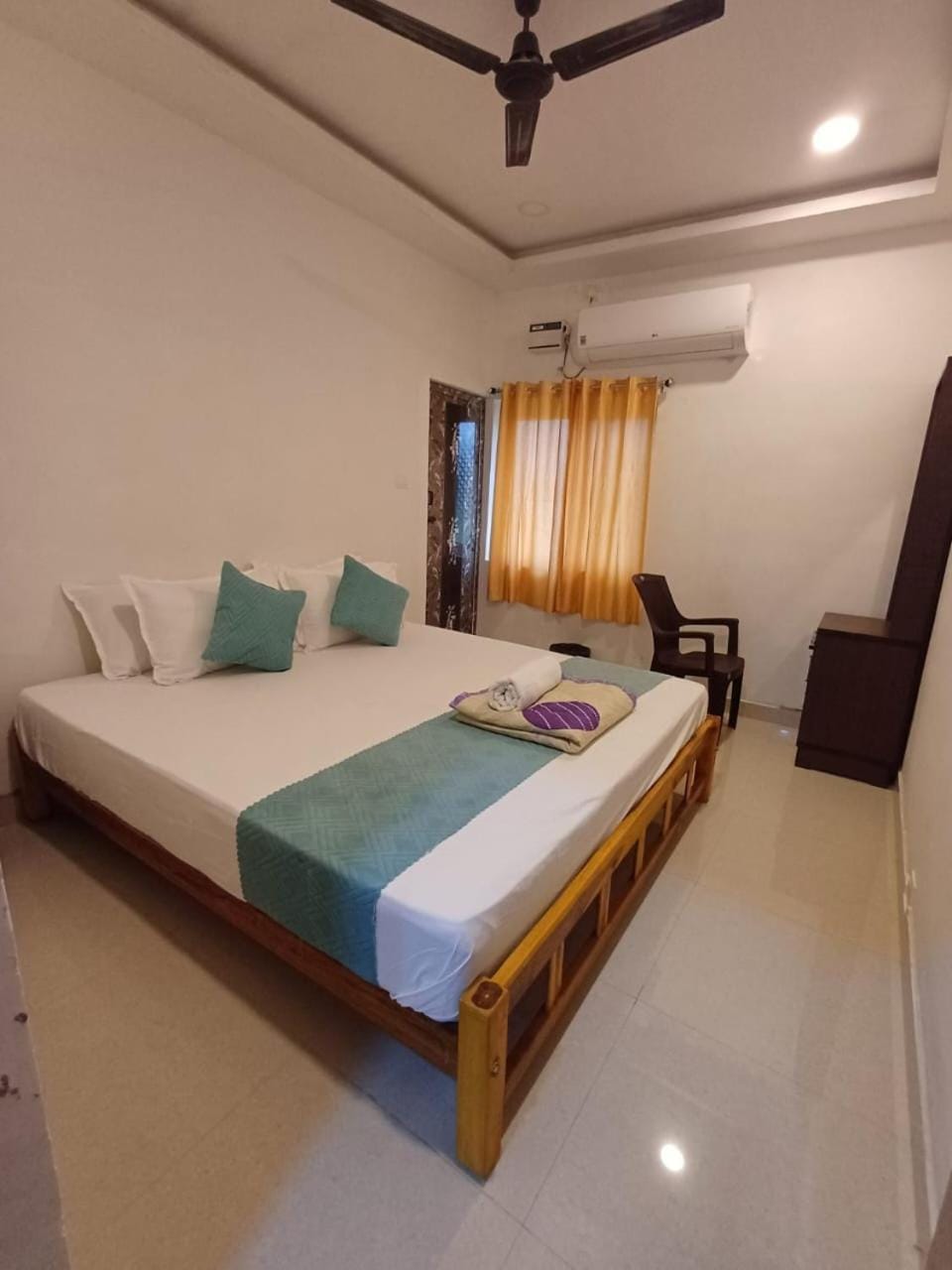 Shower, Toilet, View (from property/room), Food and drinks, Mountain view, Street view, Breakfast, Quiet street view, towels, air conditioner