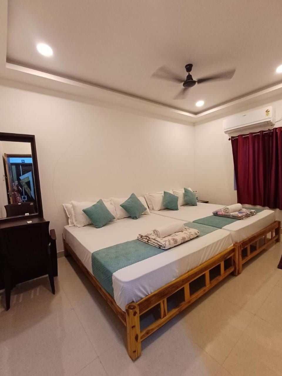 Shower, Toilet, Staff, Bathroom, City view, Mountain view, Street view, Breakfast, Quiet street view, room service, air conditioner