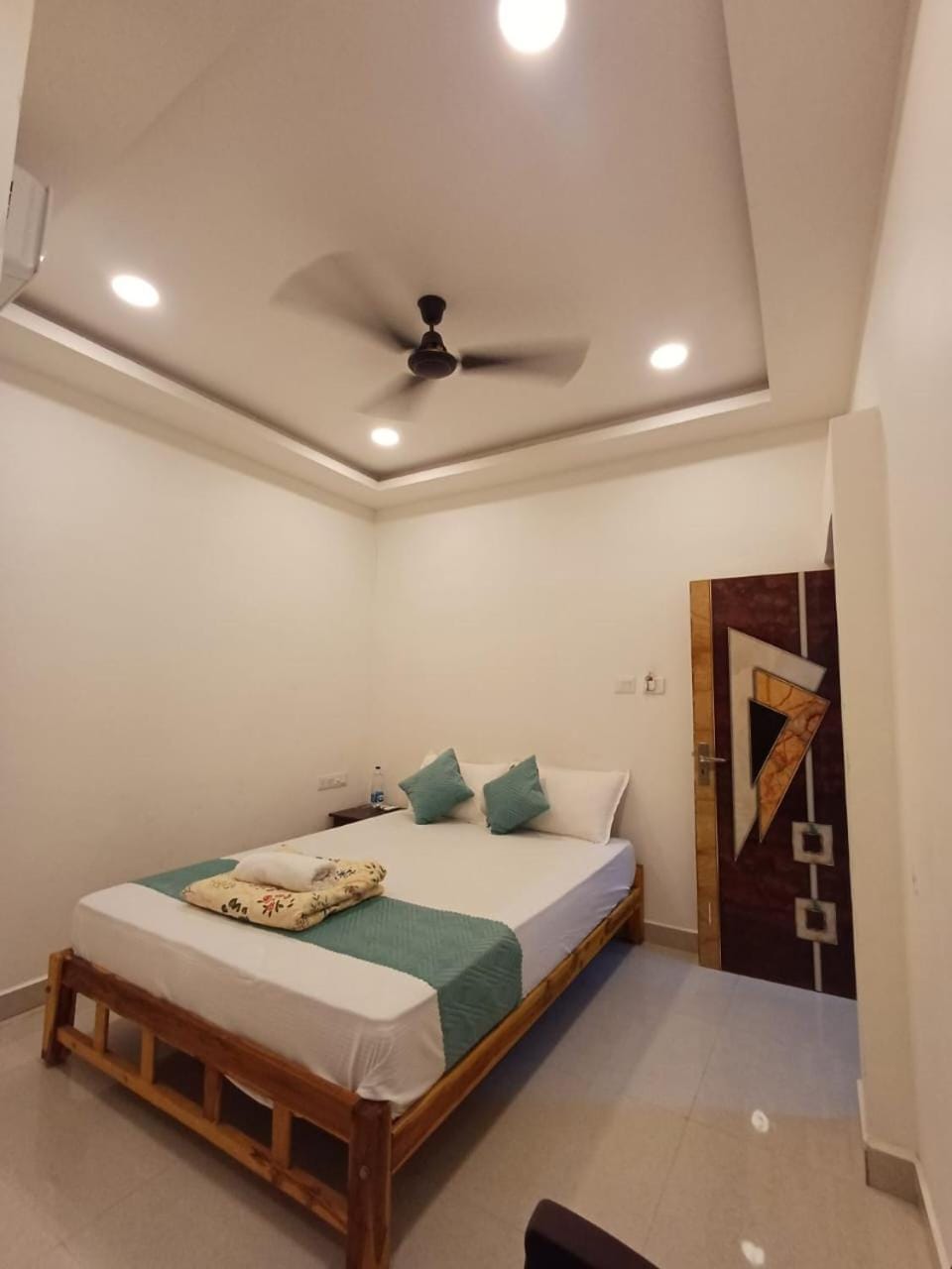 Shower, Toilet, Staff, Bathroom, Mountain view, Breakfast, Quiet street view, locker, room service, air conditioner