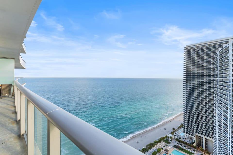 Nearby landmark, Day, Natural landscape, View (from property/room), Balcony/Terrace, Beach, City view, Sea view