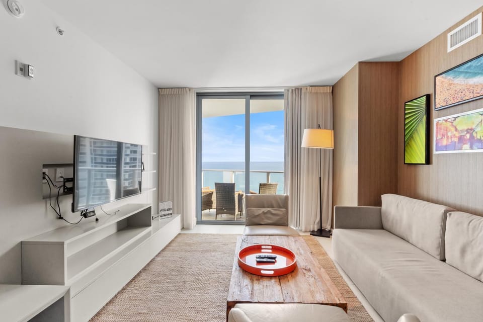 Communal lounge/ TV room, Natural landscape, TV and multimedia, Seating area, Evening entertainment, Sea view