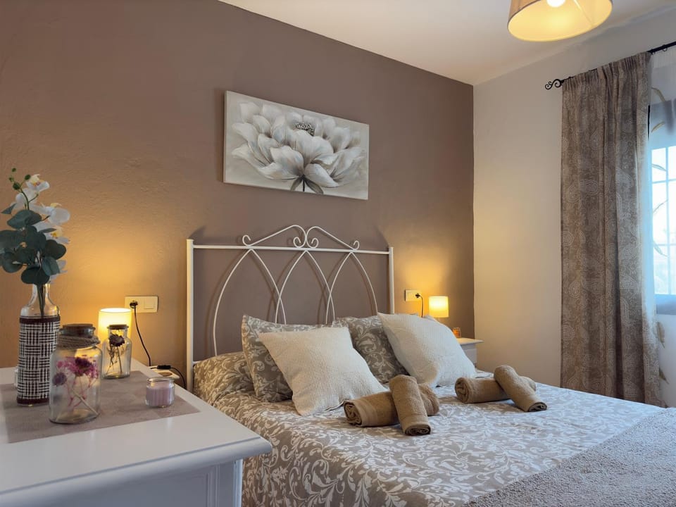 Bed, Photo of the whole room, Bedroom, towels