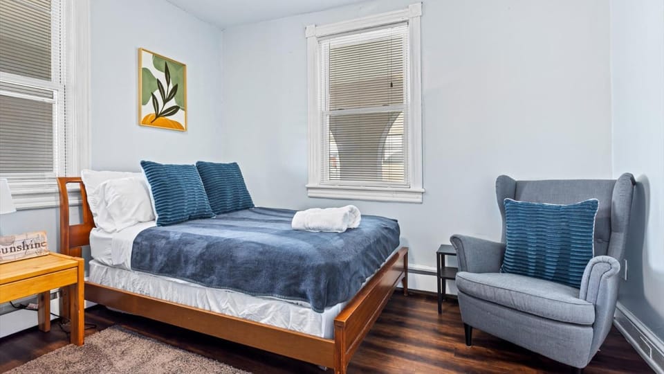 Bed, Photo of the whole room, Seating area, Bedroom