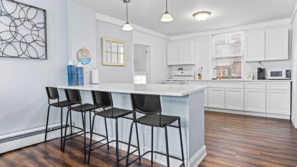 Kitchen or kitchenette, Dining area, minibar, stove