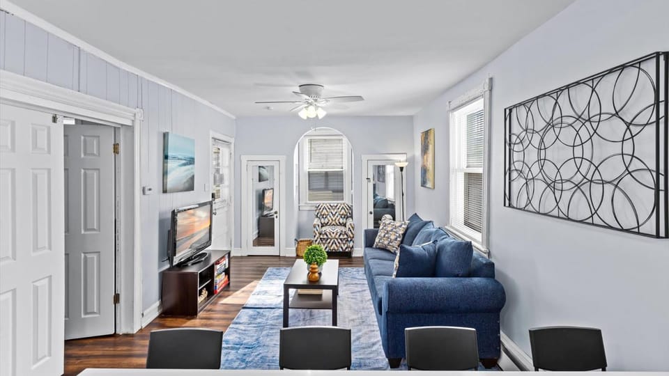 TV and multimedia, Living room, Decorative detail, Seating area