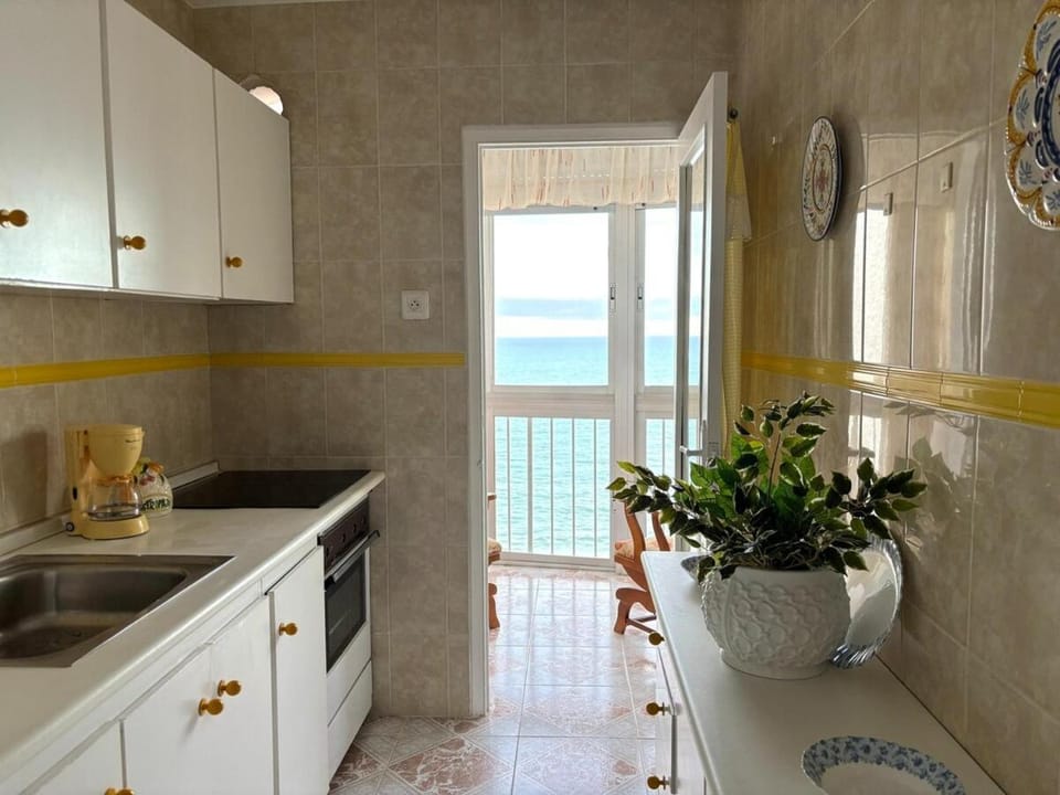Kitchen or kitchenette, pet friendly, stove
