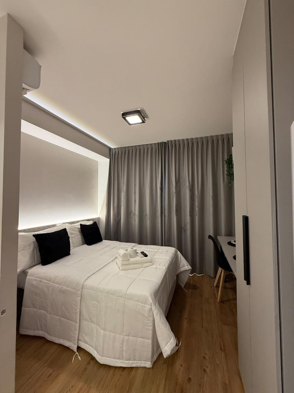 Bed, Photo of the whole room, Bedroom