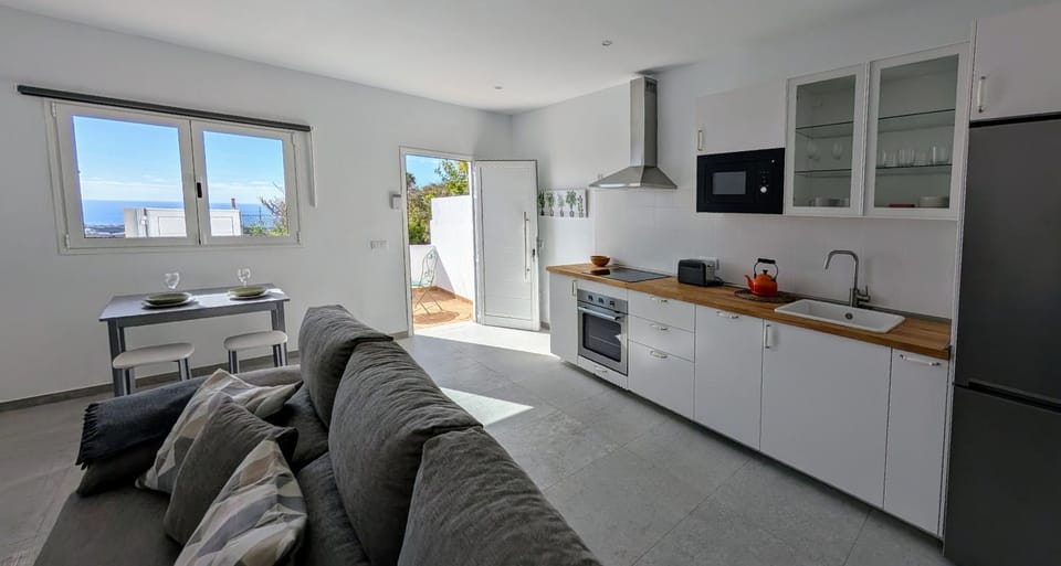 TV and multimedia, Kitchen or kitchenette, Living room, Seating area, Dining area, oven, stove