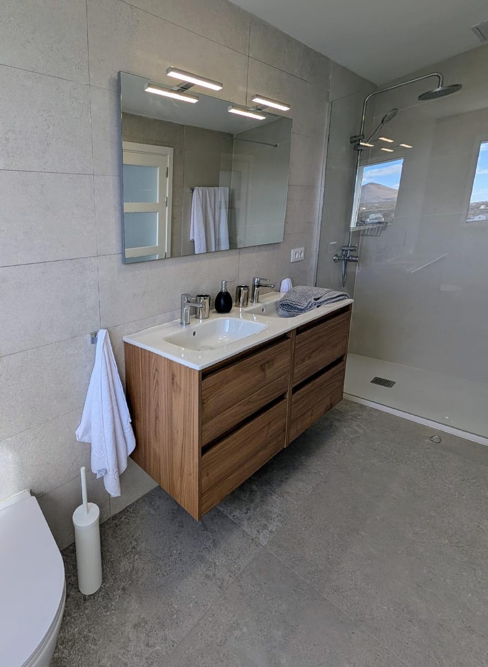 Toilet, Bathroom, towels