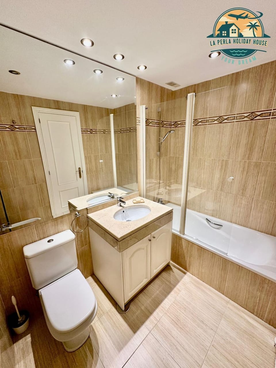 Shower, Toilet, Bathroom, Bath, bidet, towels