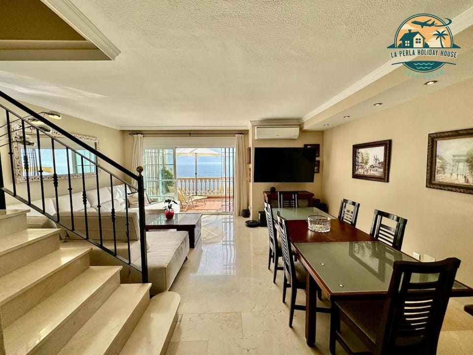 Communal lounge/ TV room, TV and multimedia, Living room, Seating area, Dining area