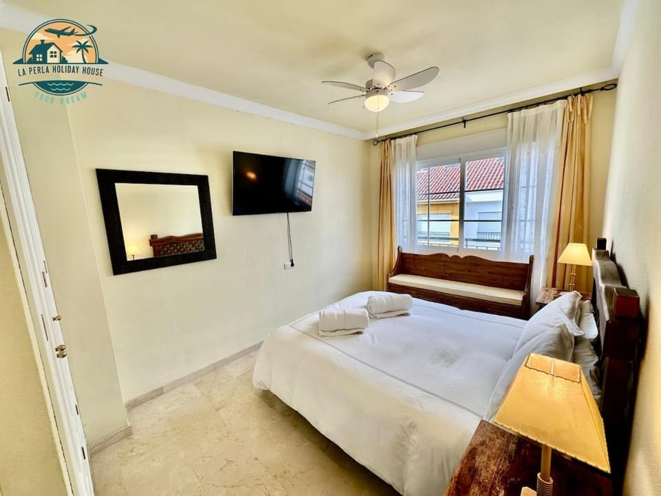 Bed, TV and multimedia, Photo of the whole room, Bedroom