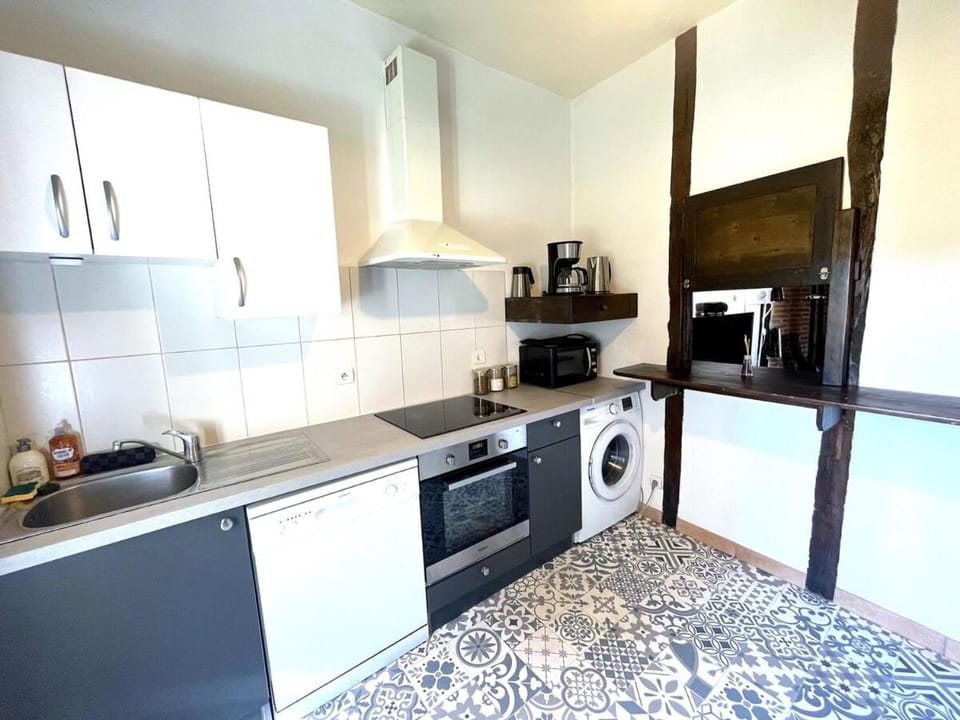 Kitchen or kitchenette, dishwasher, oven, washing machine