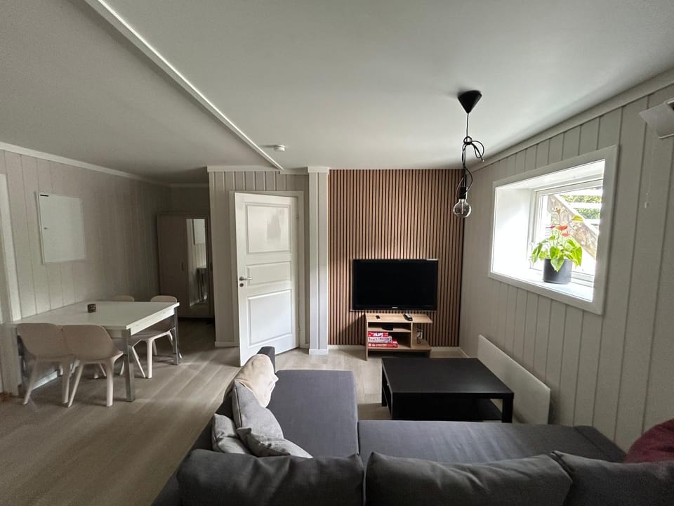Communal lounge/ TV room, TV and multimedia, Living room, Seating area, Dining area, Evening entertainment