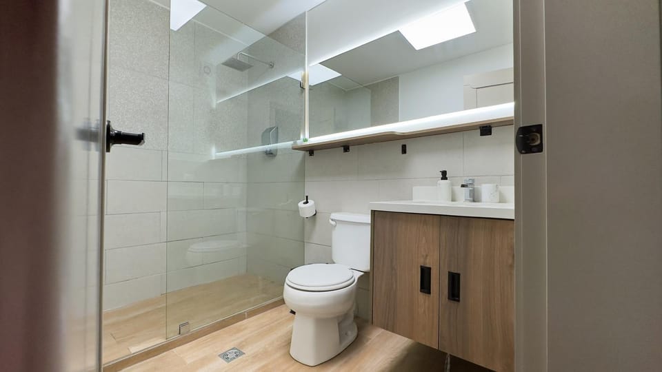 Shower, Toilet