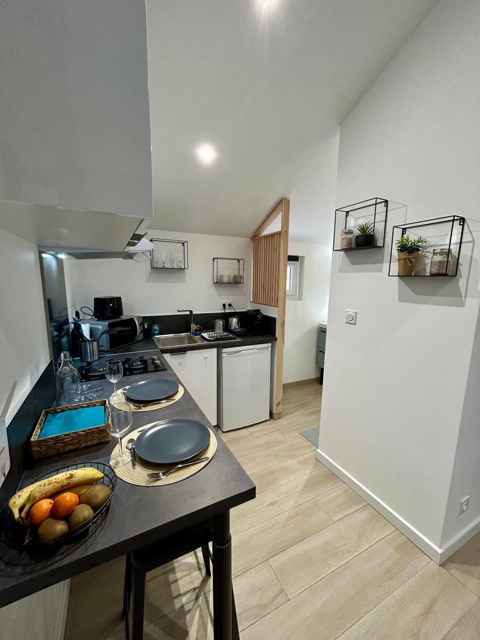 Kitchen or kitchenette, Dining area, stove
