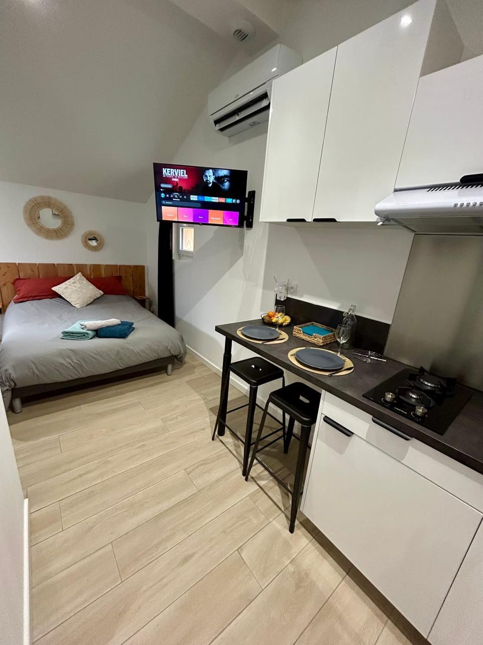 Bed, Dining area, Bedroom