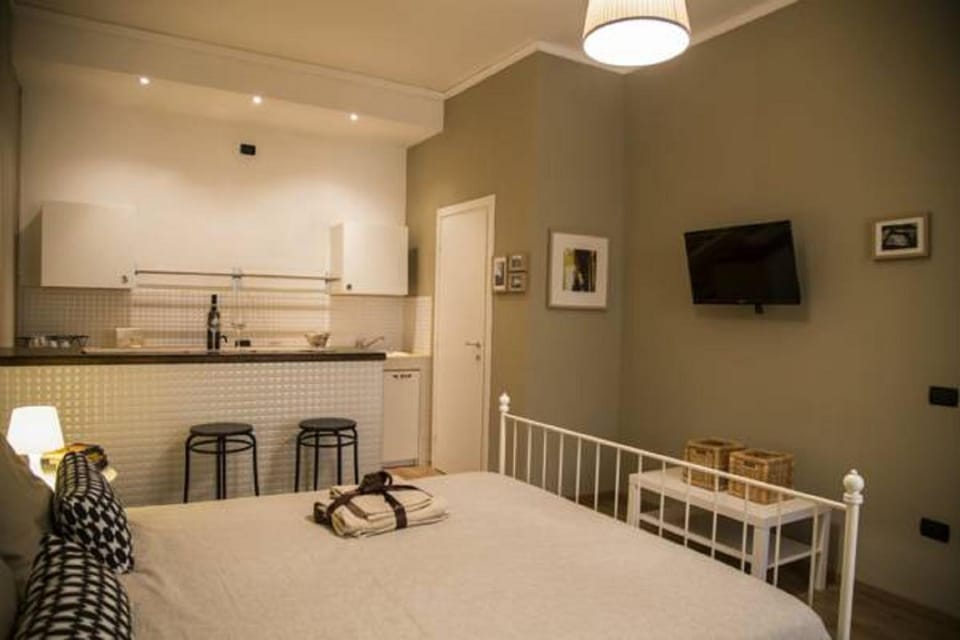 Kitchen or kitchenette, Dining area, Bedroom