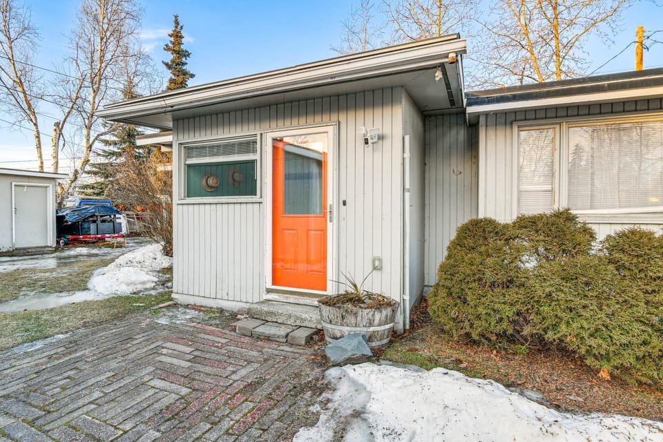 Close to Downtown & Parks: Modern Anchorage Home House in Spenard