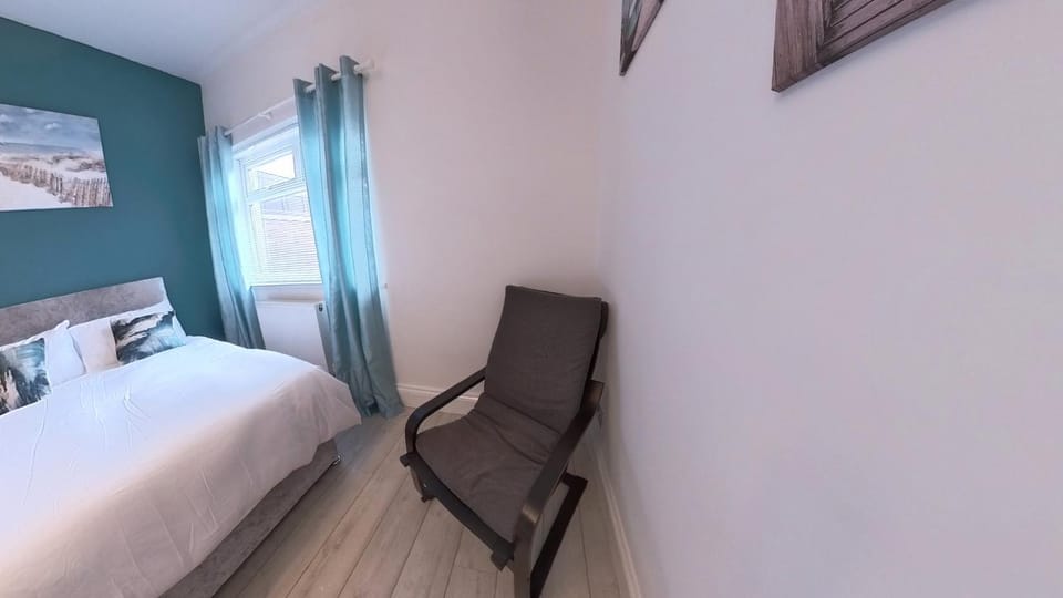 Bed, Seating area, Bedroom
