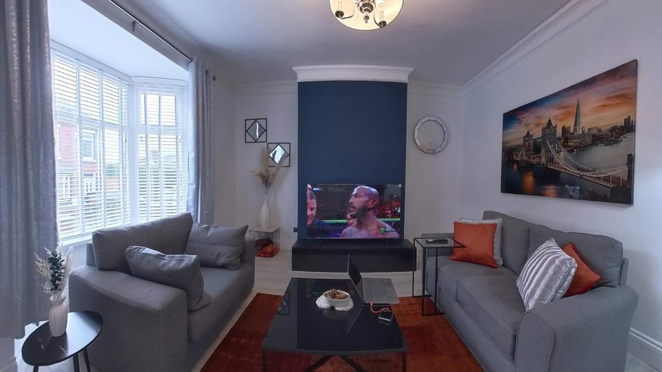 TV and multimedia, Living room, Seating area, Dining area