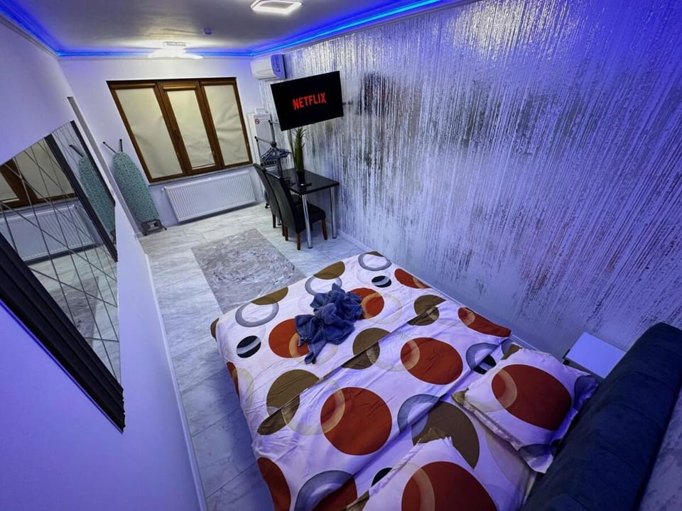 Bed, TV and multimedia, Bedroom