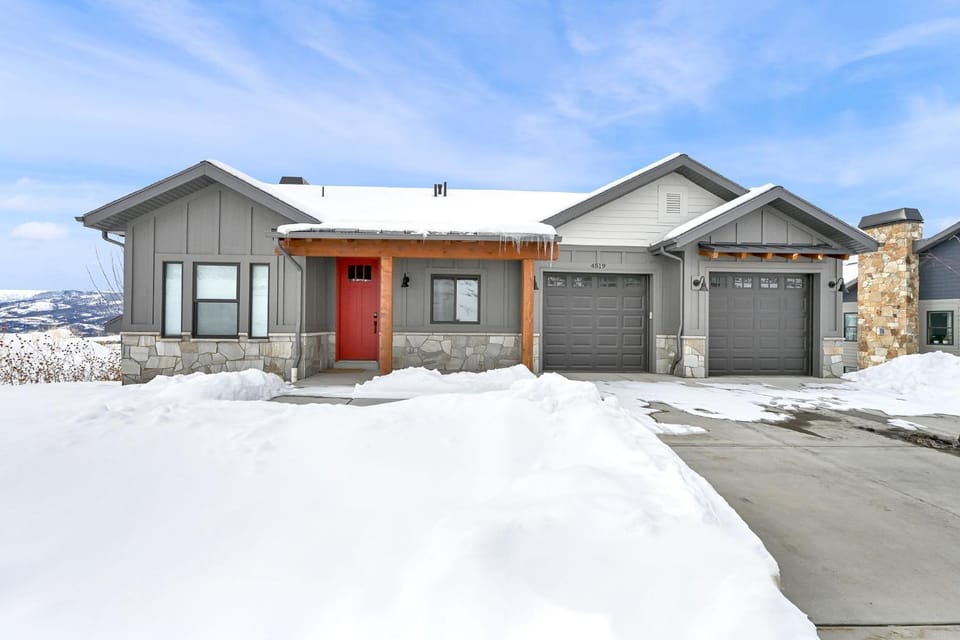 New Family Home in Eden w Hot Tub and Great Views House in Utah