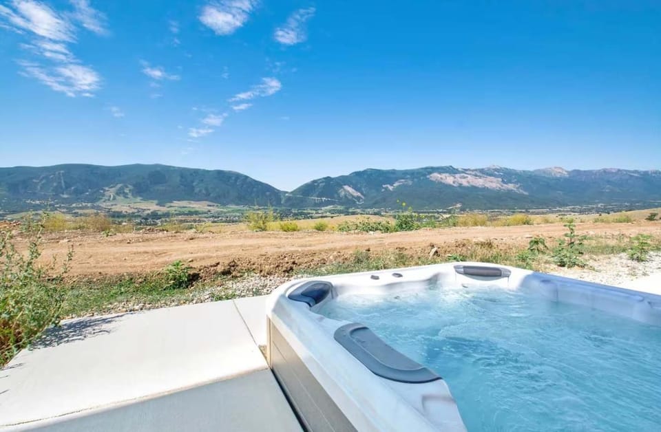 New Family Home in Eden w Hot Tub and Great Views House in Utah
