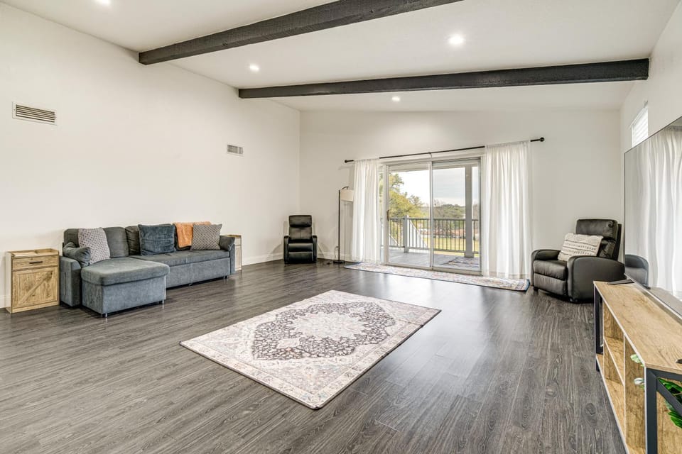 Private Hot Tub & Golf Course Views: Lakeway Gem House in Lakeway