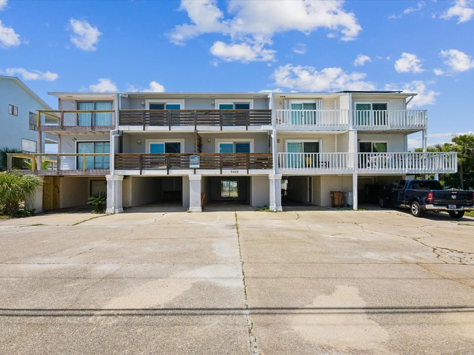 Property building, Facade/entrance, Balcony/Terrace, Parking