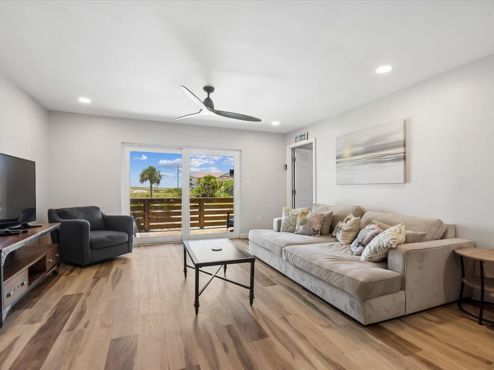 TV and multimedia, Balcony/Terrace, Living room, Seating area, furniture
