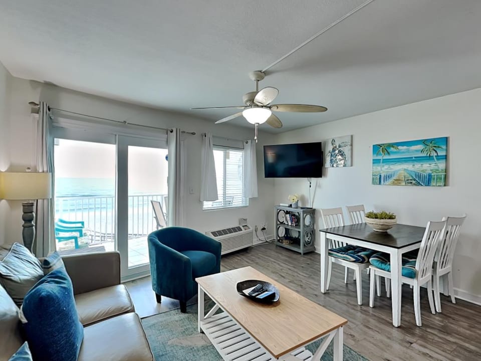 TV and multimedia, Balcony/Terrace, Living room, Seating area, Dining area, Sea view, furniture