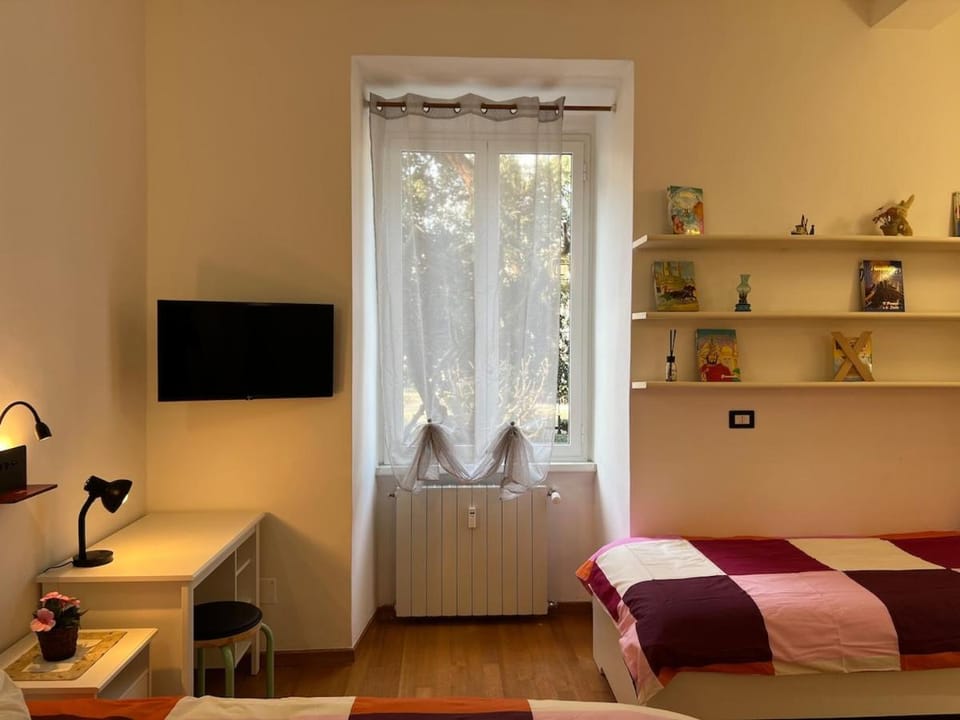 Bed, TV and multimedia, Bedroom