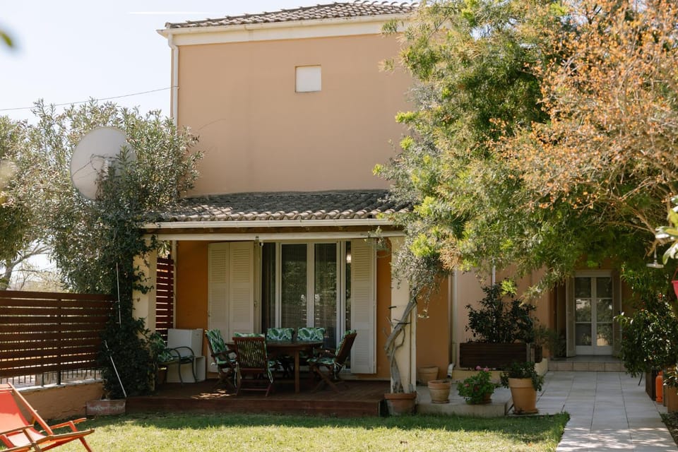 Property building, Patio, Spring, Day, Garden, Dining area, Garden view