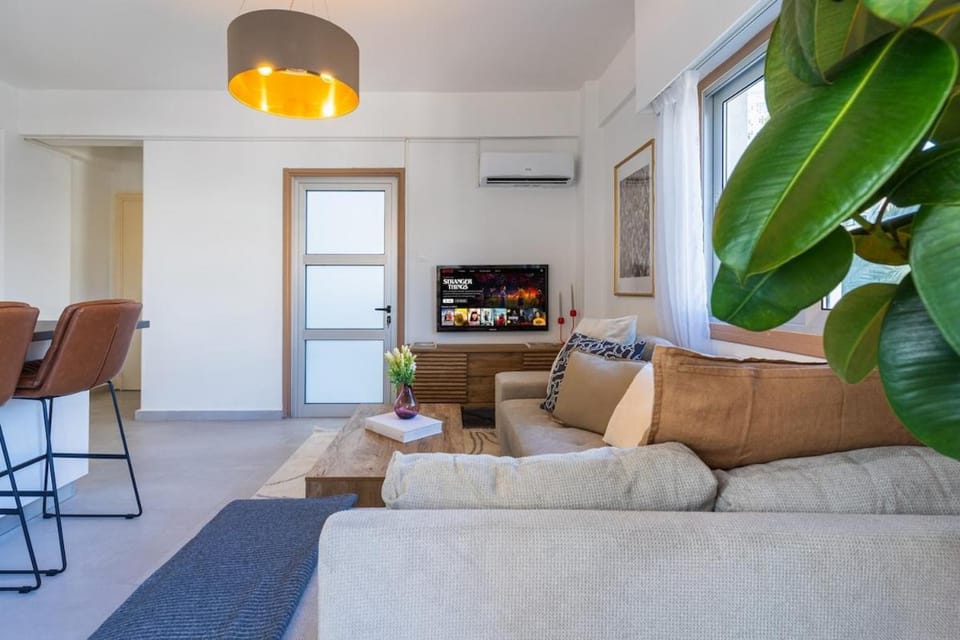 Communal lounge/ TV room, TV and multimedia, Living room, Seating area, Evening entertainment, air conditioner