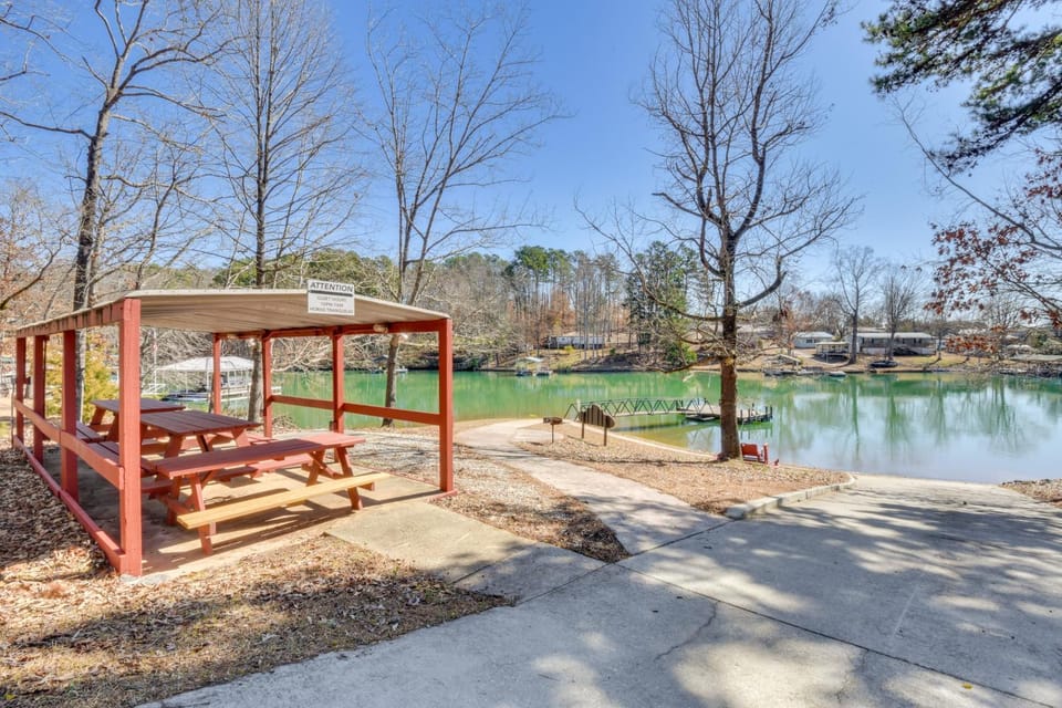 Lake Keowee Home:Sleeps 7,Lake Access,Coffee Bar House in Lake Keowee