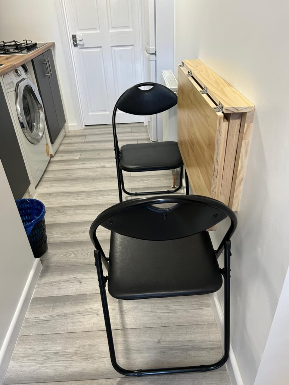 Kitchen or kitchenette, washing machine