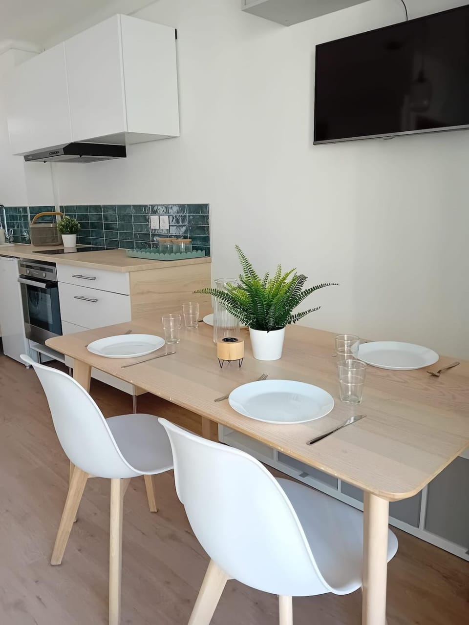 TV and multimedia, Dining area, oven, stove