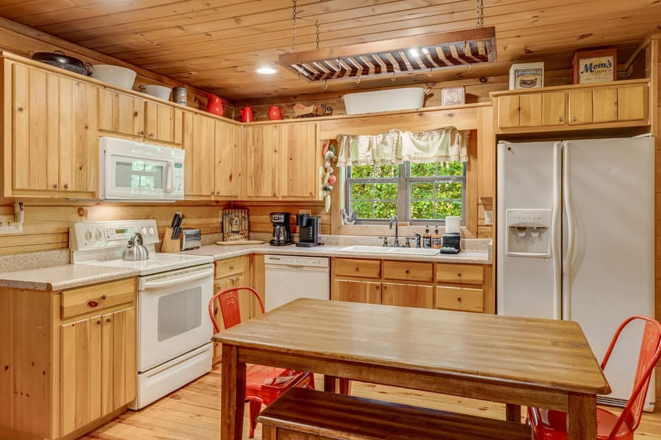 Kitchen or kitchenette, Dining area, dishwasher, oven, stove