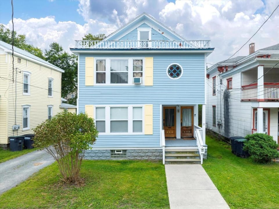 Fully-stocked Kitchen, AC, WiFi, WD, Near Baseball and Downtown Apartment in Oneonta