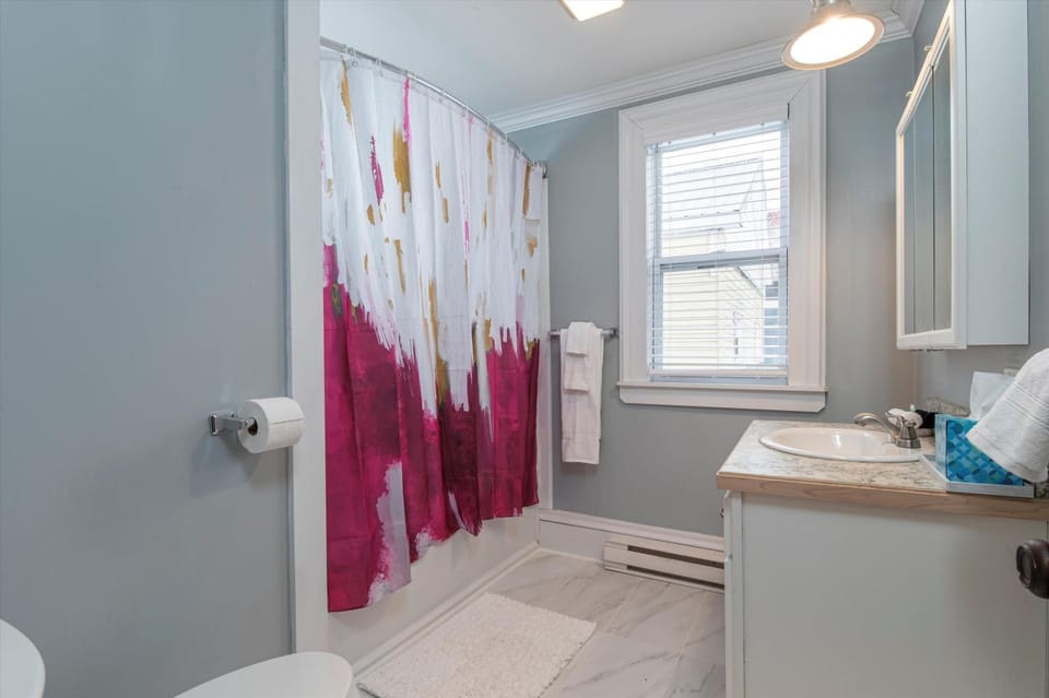 Fully-stocked Kitchen, AC, WiFi, WD, Near Baseball and Downtown Apartment in Oneonta