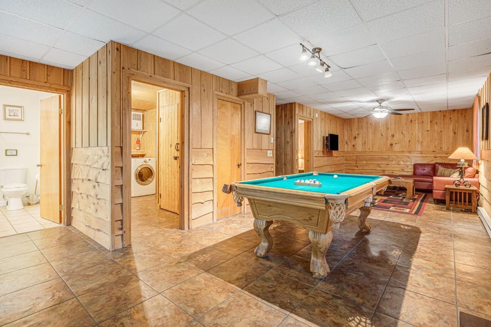 Billiard, Game Room