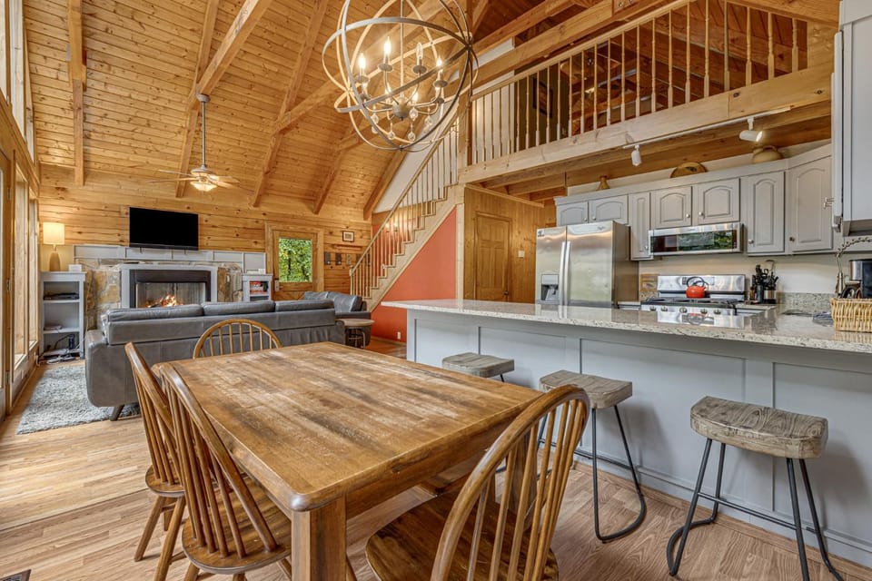Kitchen or kitchenette, Dining area