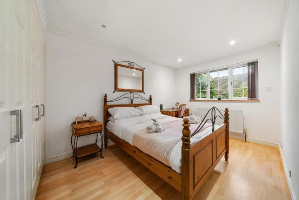 Bed, Photo of the whole room, Dining area, Bedroom, towels