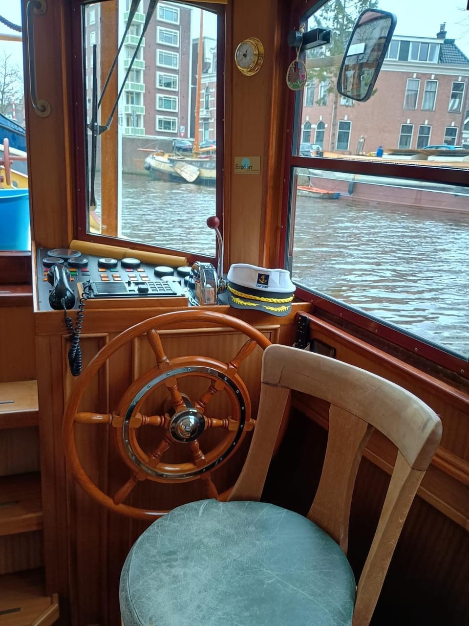 Salonboot de Wending Docked boat in Groningen