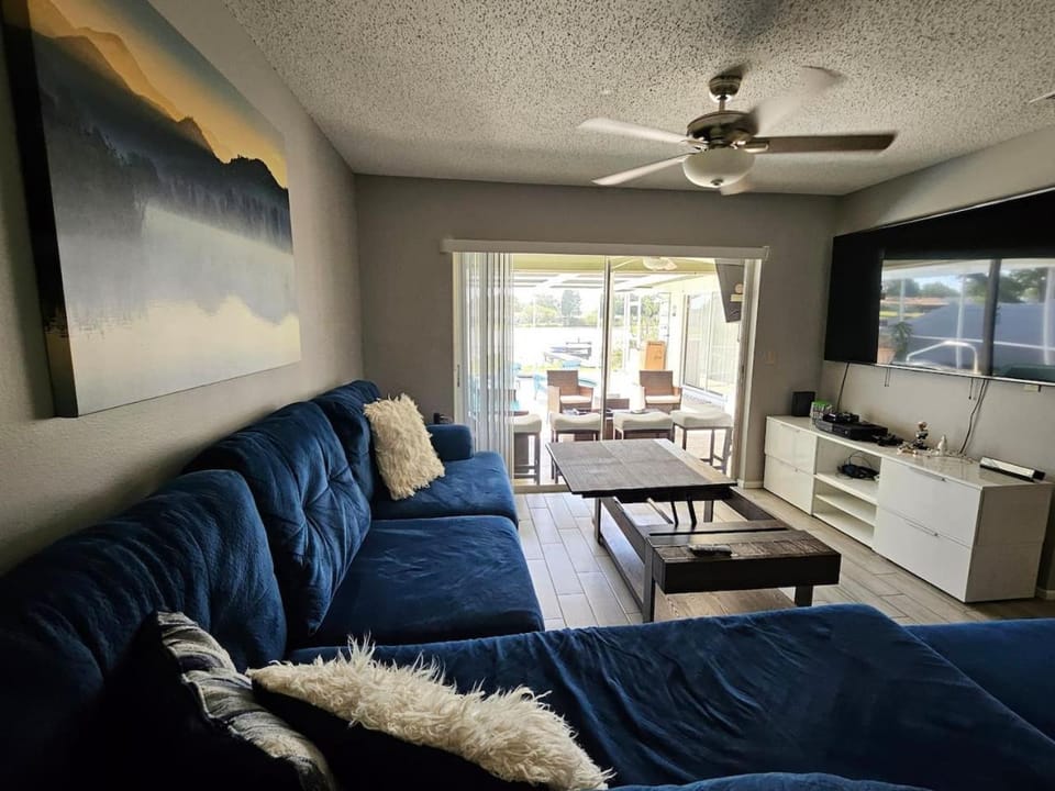 Lakeside Paradise with Heated Pool House in Town N Country
