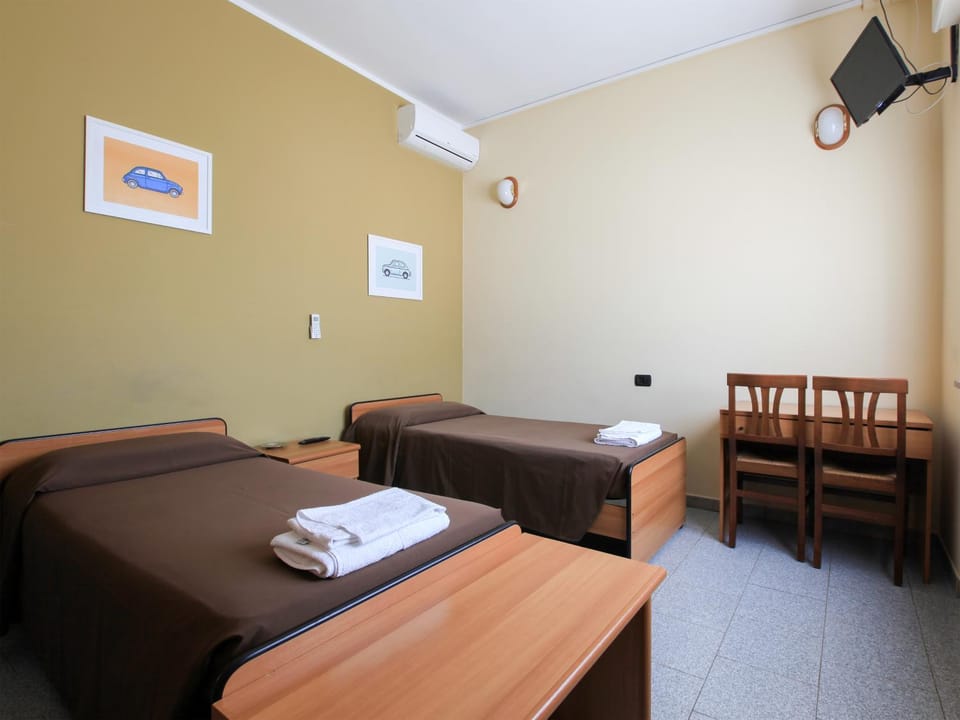 Bed, TV and multimedia, Bedroom