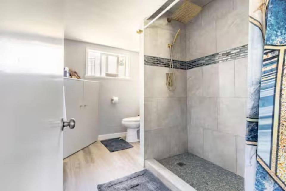 Shower, Toilet, Bathroom, Bath, towels