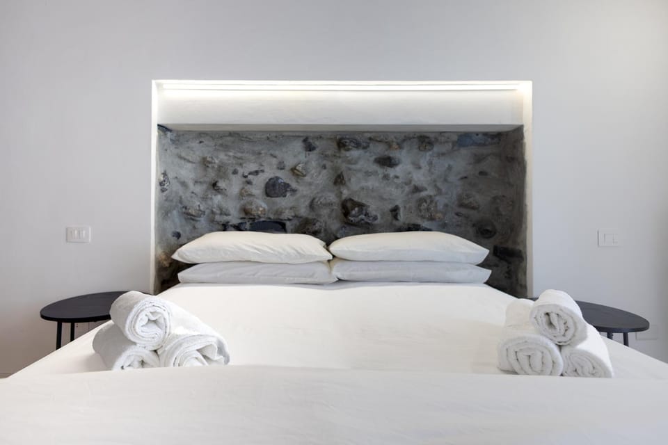 Bed, TV and multimedia, Bedroom, towels, air conditioner